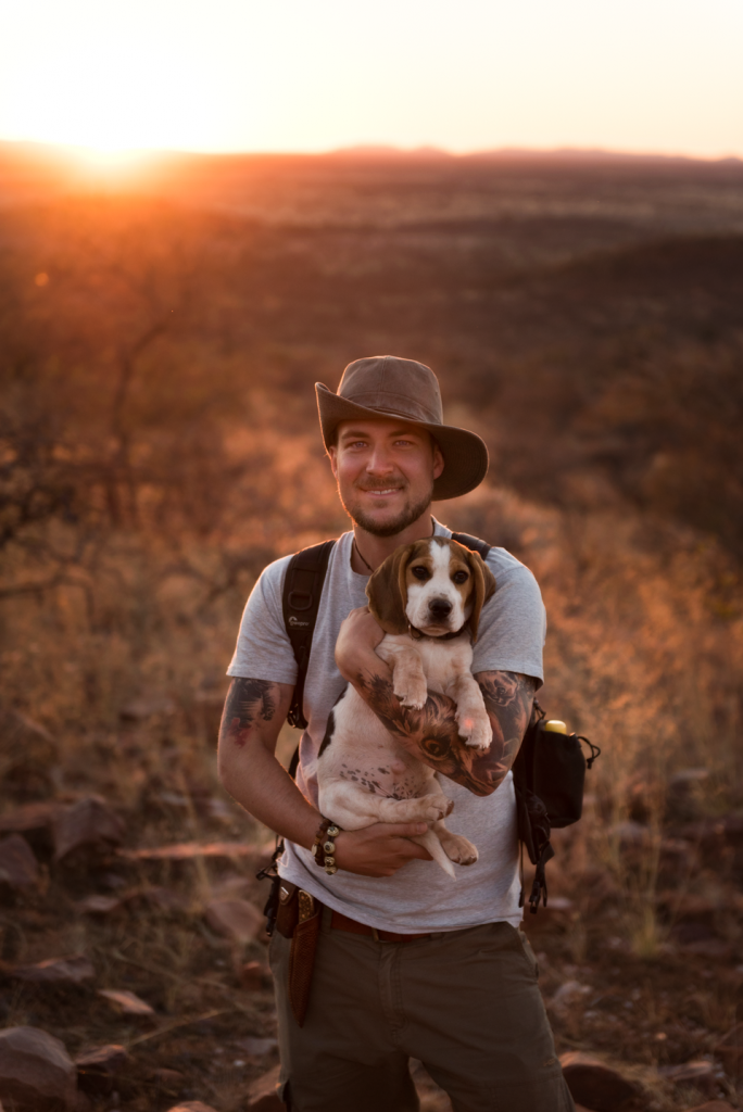 Wildhüter Sebastian Hilpert mit Beagle Welpen Stouter Kabouter in Namibia