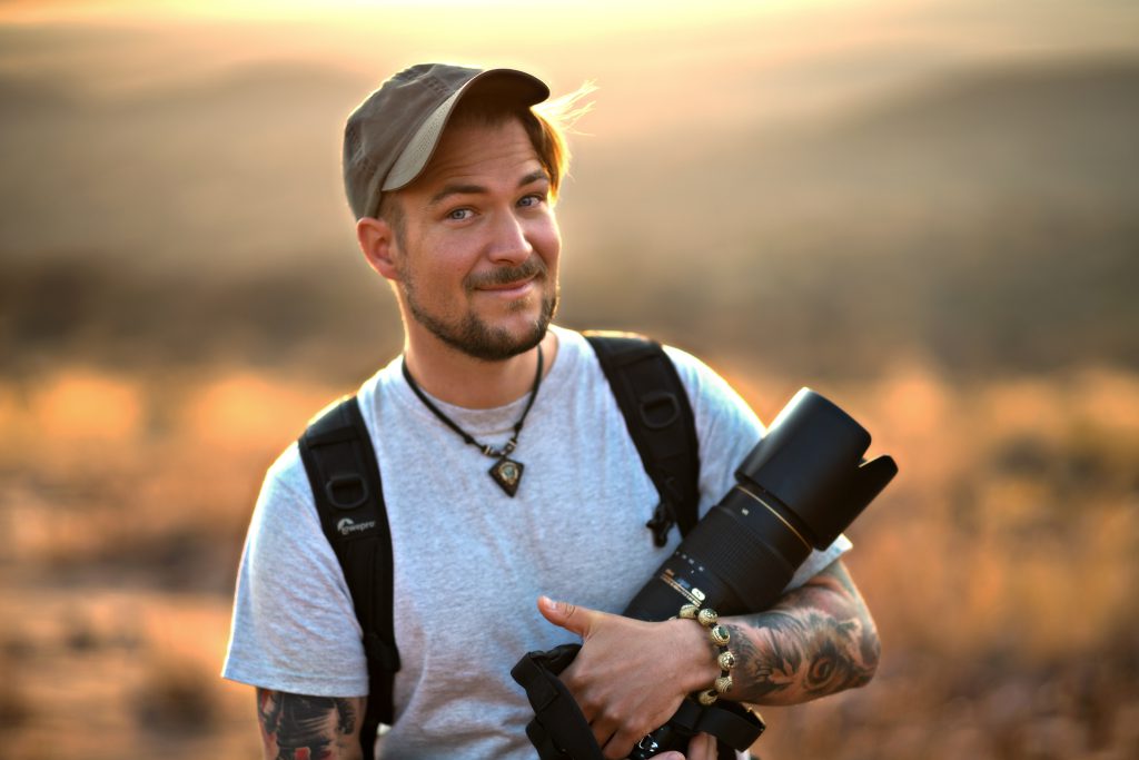 Fotograf, Autor und Wildhüter Sebastian Hilpert auf Safari in Namibia