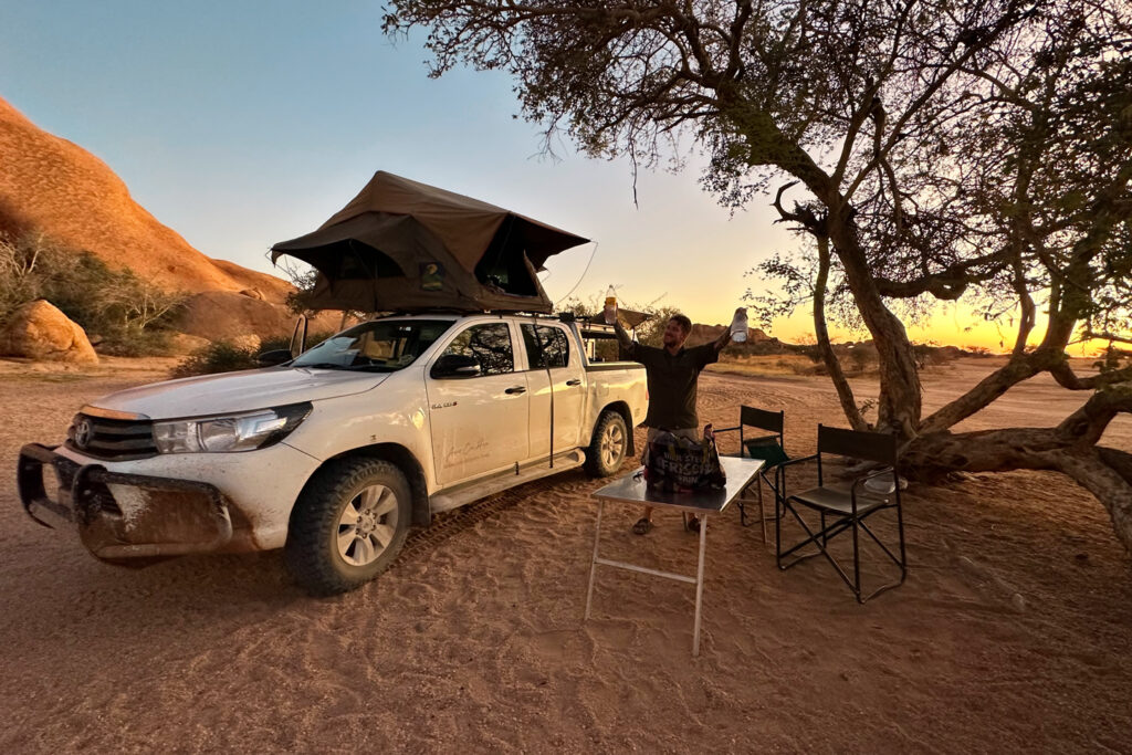 4x4 Allrad Toyota Hilux mit Dachzelt in Namibia. Animalperson 